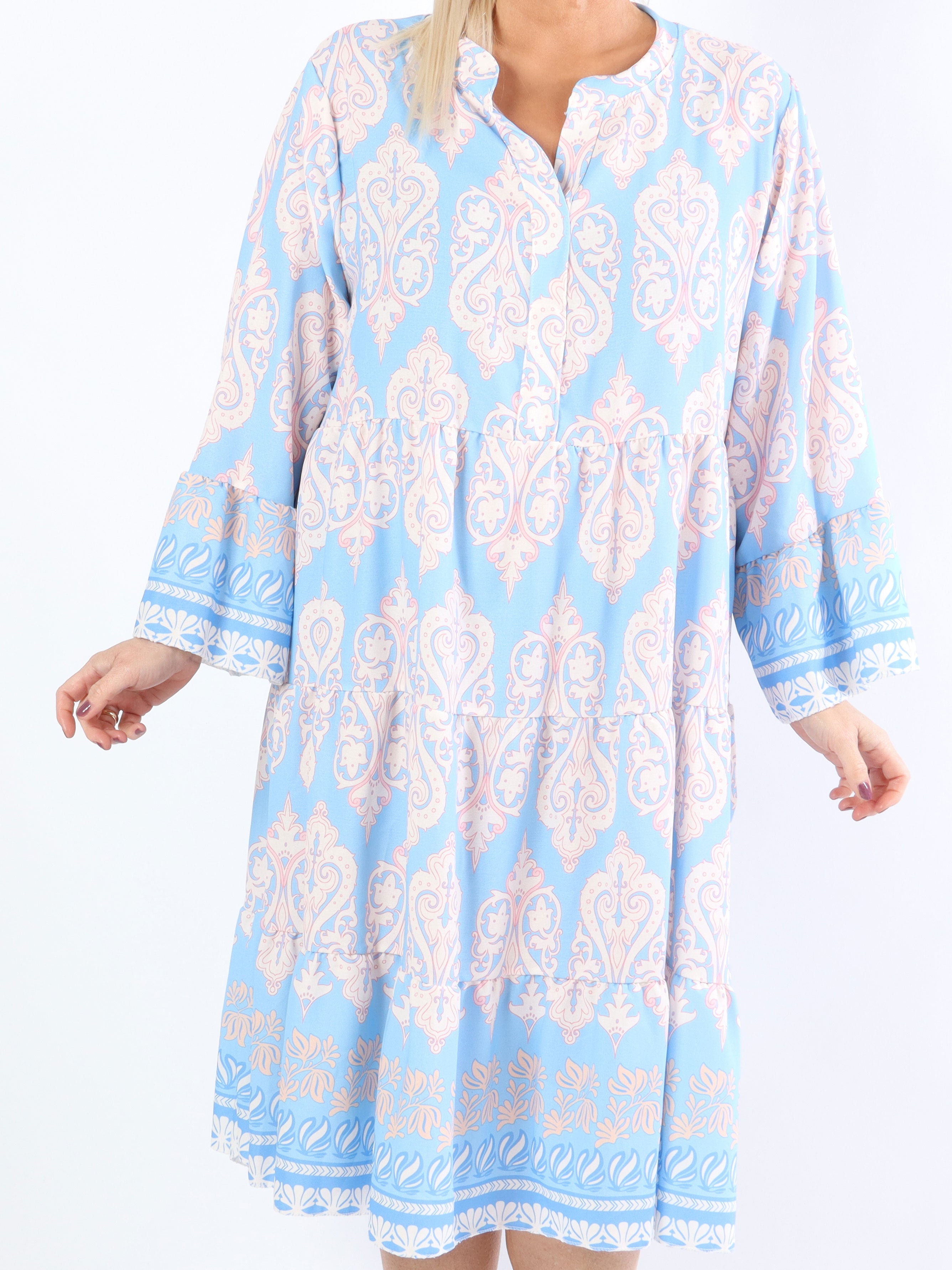 Vigdis - Sød mønstret plus size kjole i lag på lag look